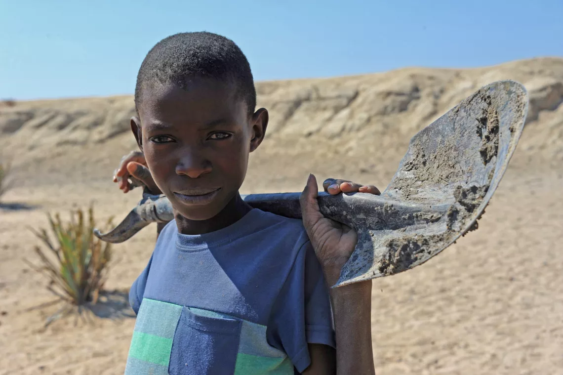 Menino cava em antigo reservat&oacute;rio de &aacute;gua, hoje seco, na localidade de Oliafiluwa, comuna de Naulila, munic&iacute;pio de Ombadja. A prov&iacute;ncia do Cunene e o Sul de Angola vivem uma seca extrema.