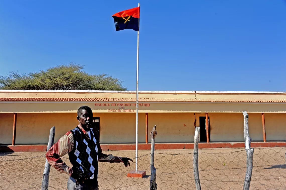 O director da Escola Prim&aacute;ria de Ondobodhola, Rog&eacute;rio Kakoi, na comuna de Naulila, munic&iacute;pio de Ombadja. A escola e os alunos t&ecirc;m sofrido com a seca que atinge a prov&iacute;ncia do Cunene e o Sul de Angola. 