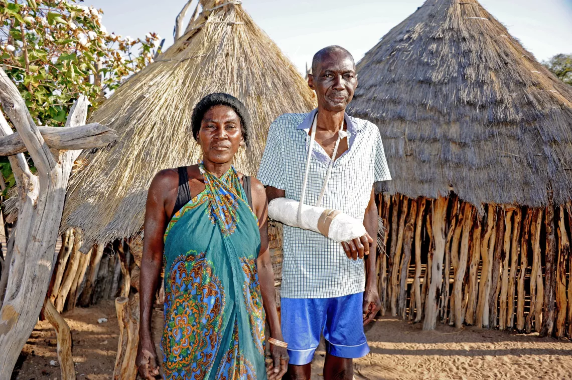 O professor Lino Adelino e a sua mulher Sol&aacute;stica Tim&oacute;teo. O professor quebrou o bra&ccedil;o ao ser surpreendido pelo desabamento de terra enquanto cavava um po&ccedil;o pr&oacute;ximo &agrave; sua casa, na localidade de Ondobodhola, na comuna de Naulila, munic&iacute;pio de Ombadja.