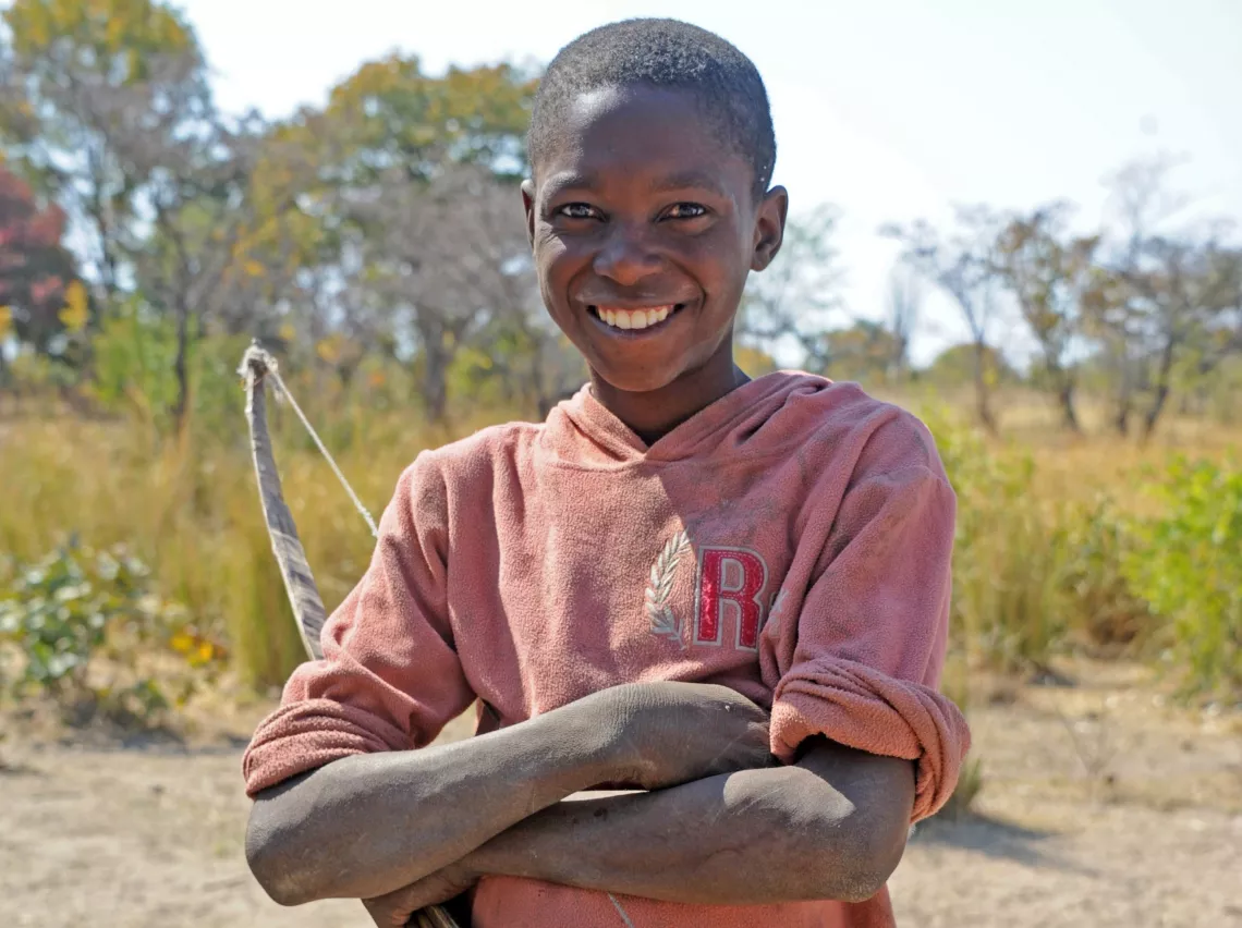 Louren&ccedil;o Inadudi, 12 anos, &eacute; um dos rapazes a acompanhar o pai na transum&acirc;ncia, na prov&iacute;ncia do Cunene. Vivem provisoriamente pr&oacute;ximo ao munic&iacute;pio sede de Cuvelai. 