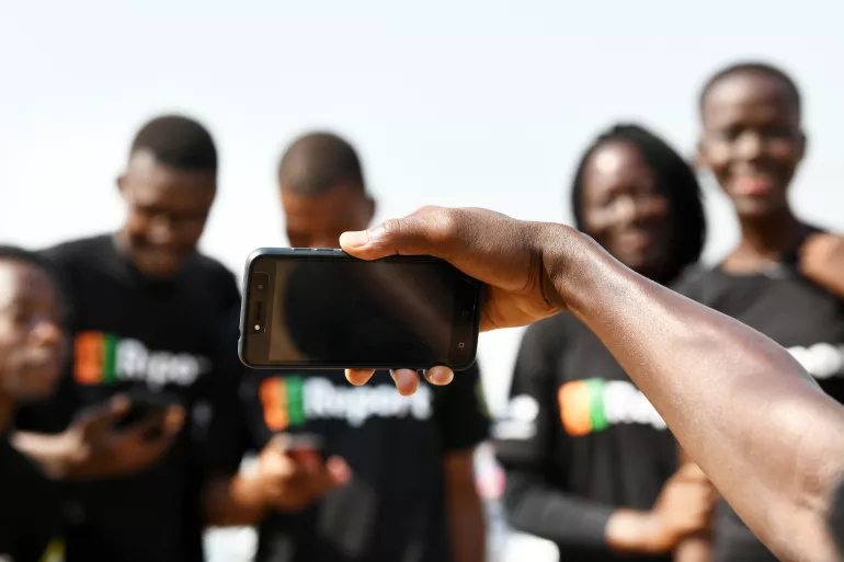 U-Reporters da Costa do Marfim tiram foto em telem&oacute;vel