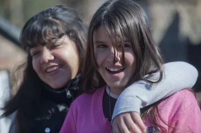 Dos chicas abrazadas del hombro