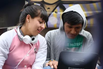 dos chicos en la escuela mirando una computadora