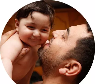 Un padre sostieniendo un beb&eacute;