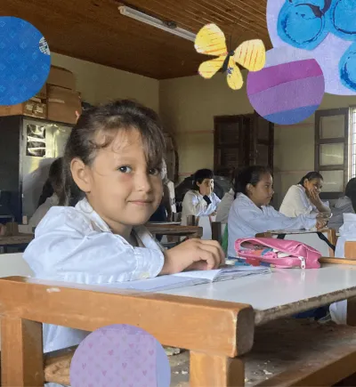 Nena en la escuela mirando a c&aacute;mara