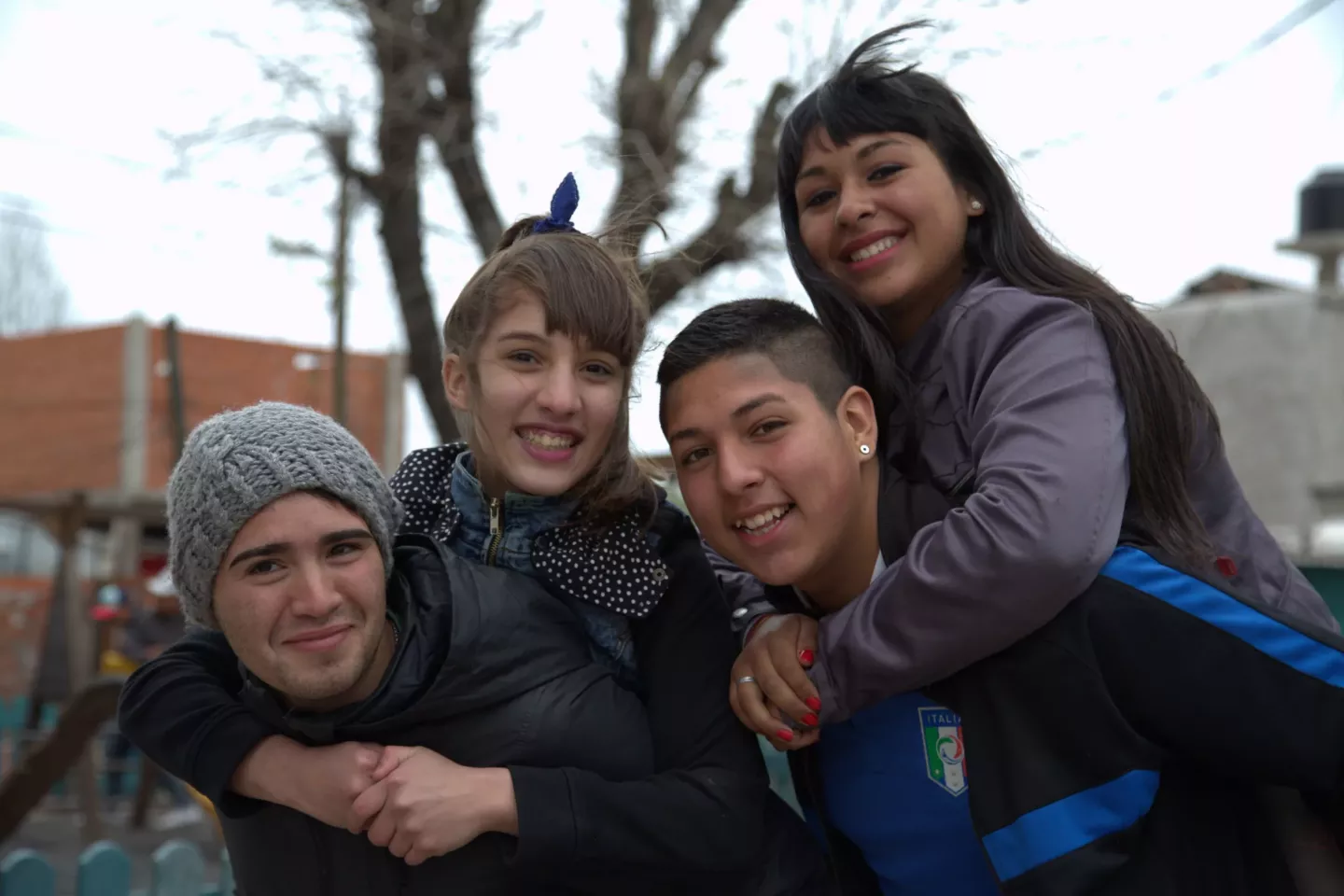 Chicas y chicos mirando a c&aacute;mara