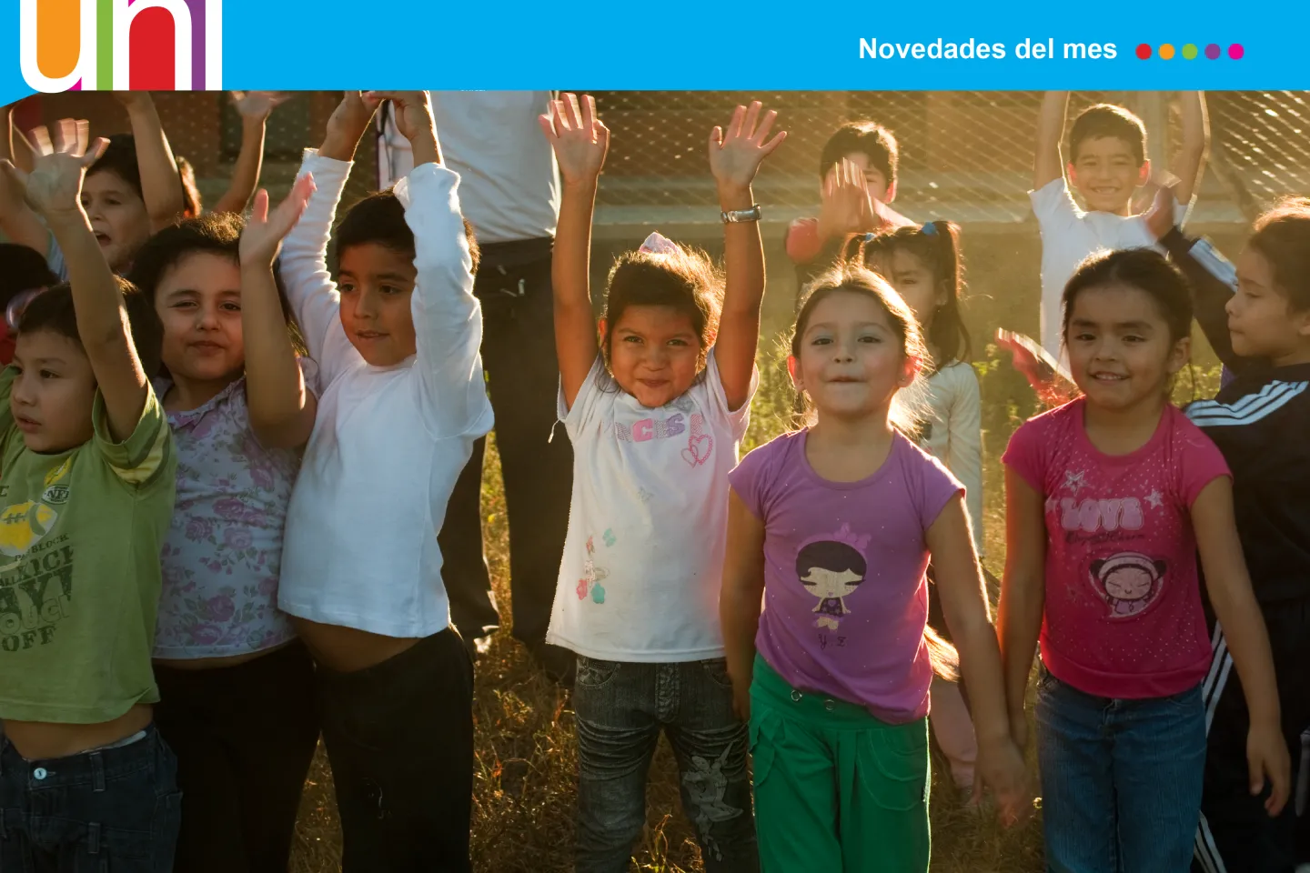 Ni&ntilde;os saludando a c&aacute;mara