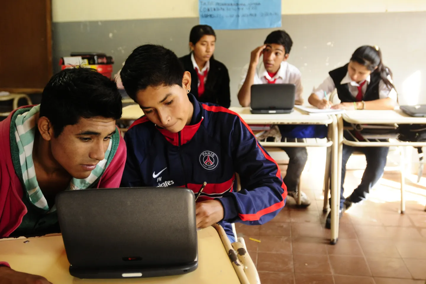 Adolescentes estudian en una escuela Rural Mediada por Tecnolog&iacute;a.