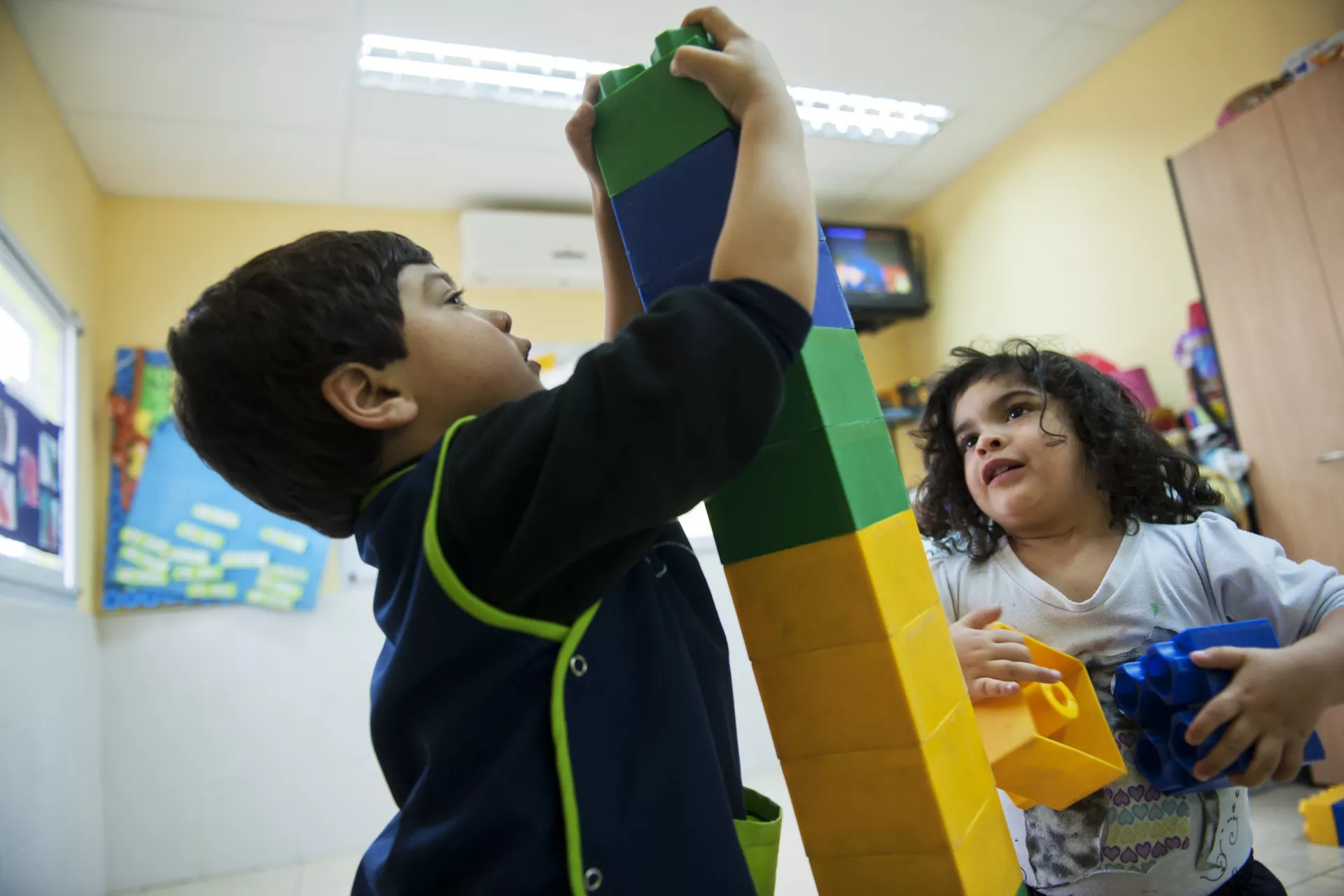 ni&ntilde;os juegan en un jard&iacute;n de infantes