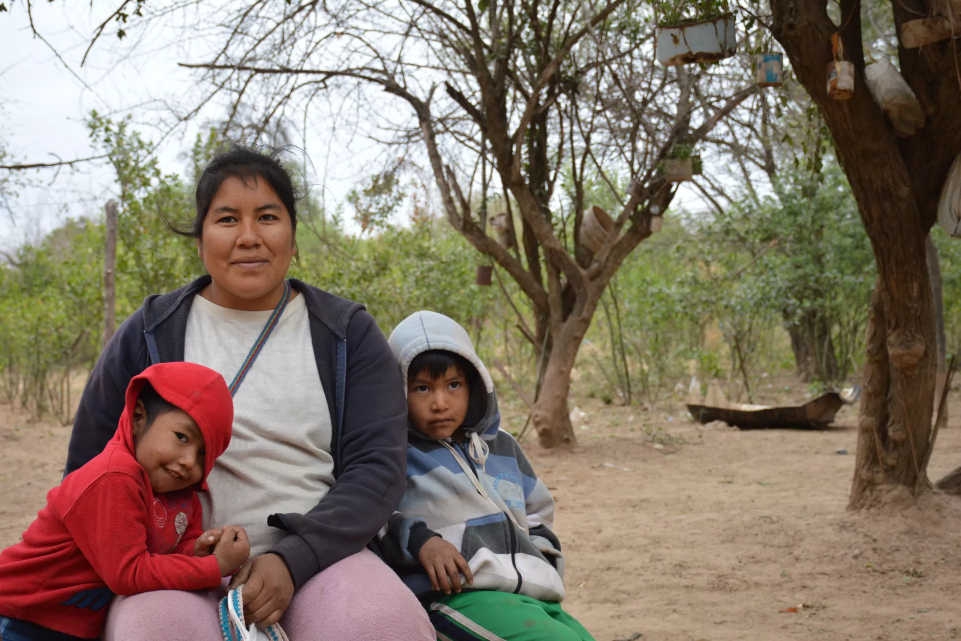 Una madre junto a sus dos hijos en una comunidad rural de Salta.