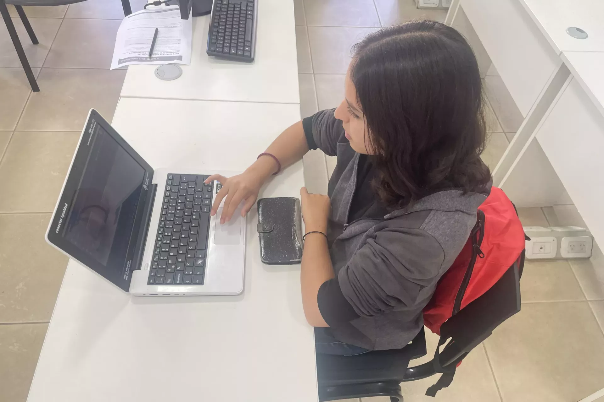 Una joven trabaja en su computadora portatil
