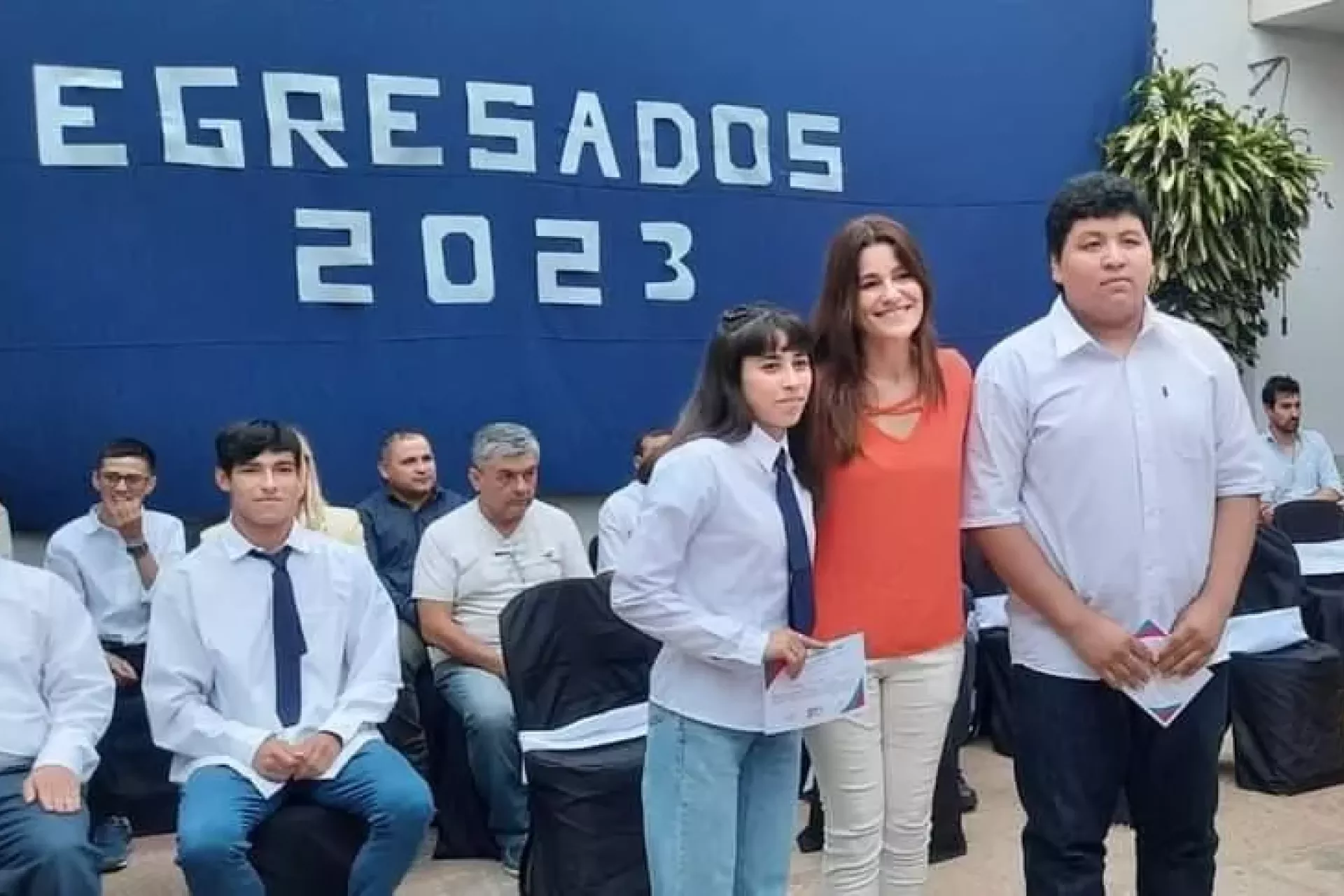 Zoe y Juan recibiendo su t&iacute;tulo