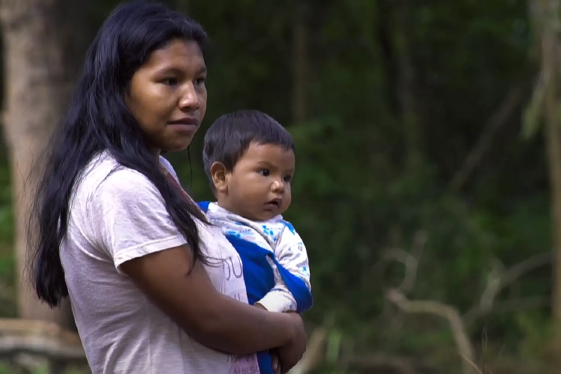 Una mujer con su beb&eacute; a&uacute;pa