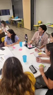 Chicas, chicos y adultos en un taller de Prospectiva