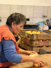 Cocinera cortanzo naranjas sobre una tabla