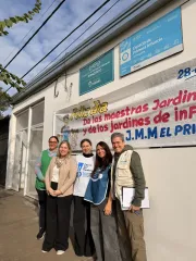 5 personas abrazadas sonriendo