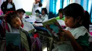 Ni&ntilde;as y ni&ntilde;os en el aula