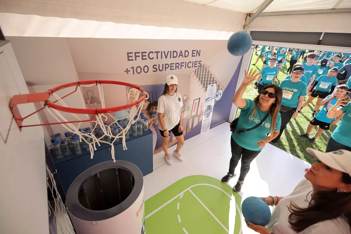 Participantes de la carrera jugando al basquet