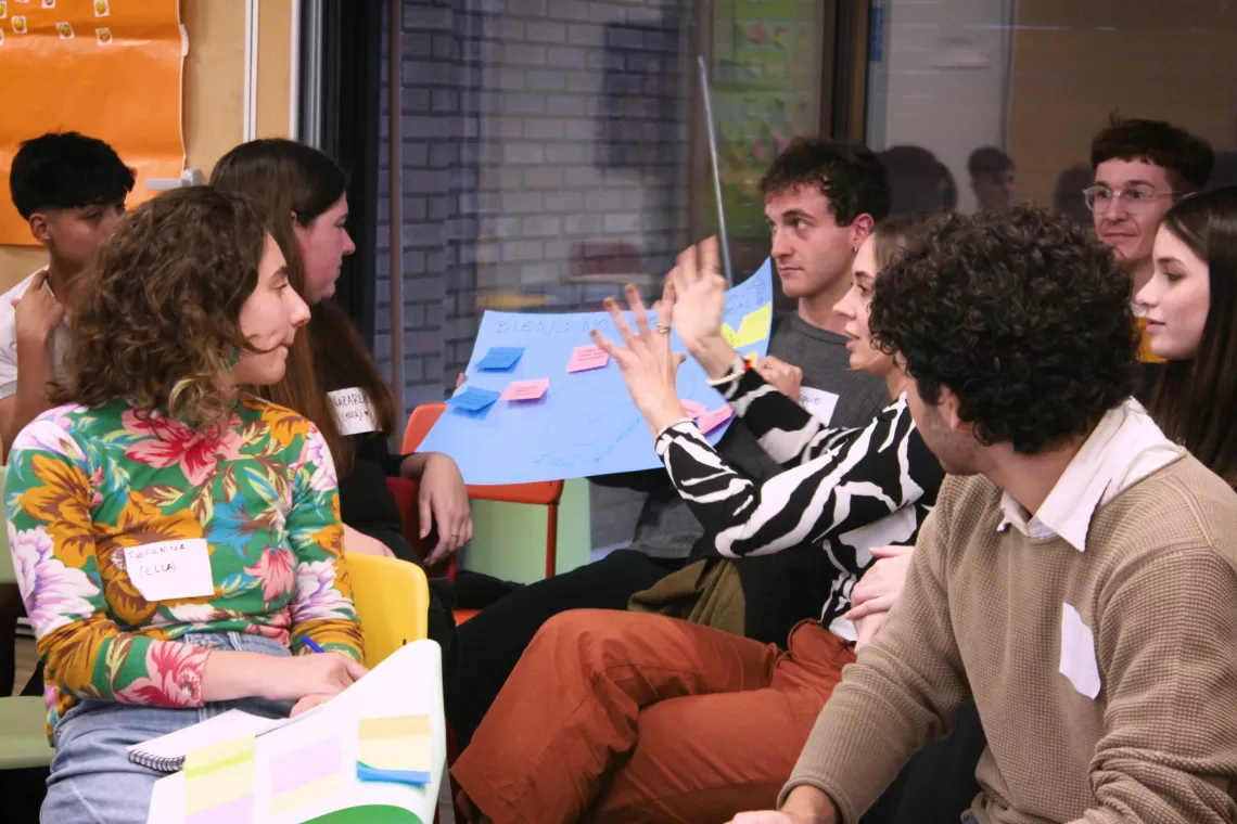 Chicas, chicos y adultos en la presentaci&oacute;n de En Mi Mente