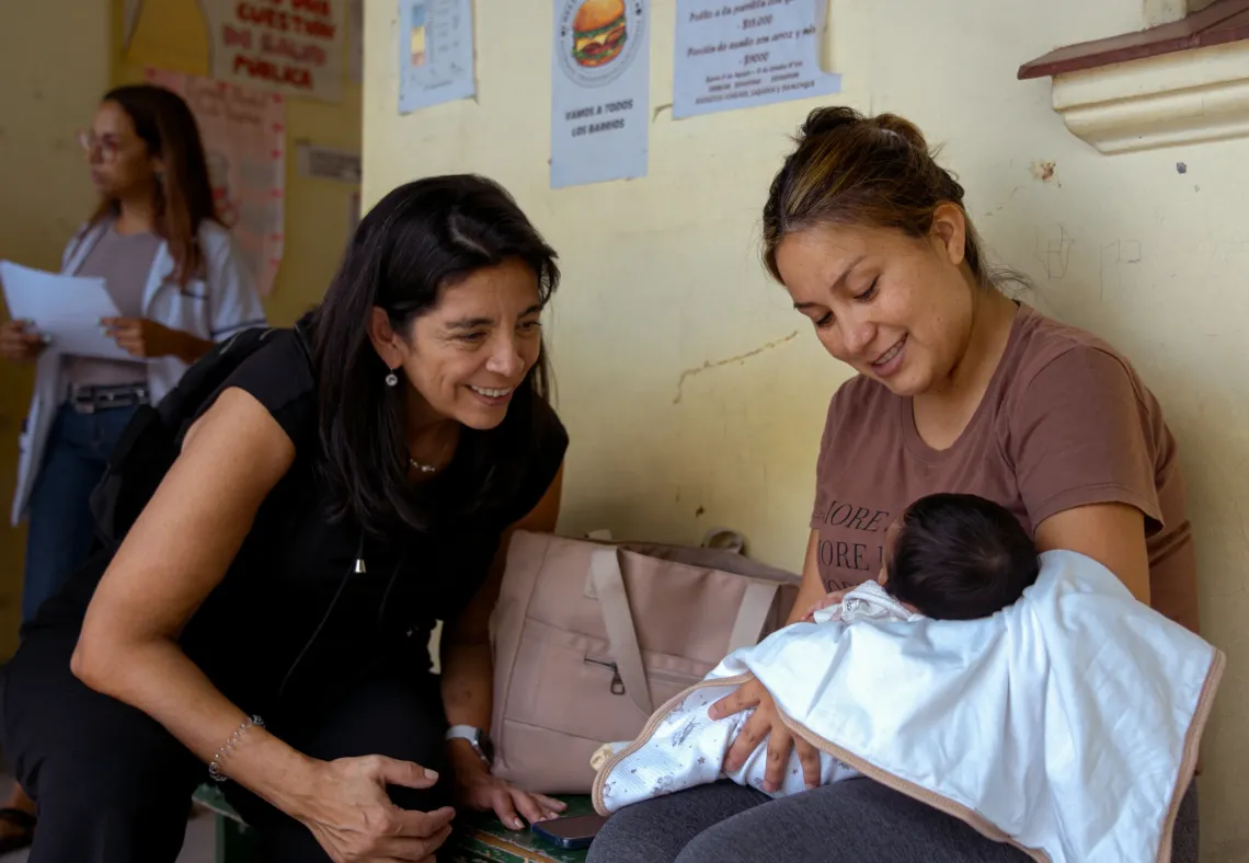 Katherine destaca los cuidados y la atenci&oacute;n, que le permitieron tener a su beb&eacute; en un entorno seguro y respetuoso. En la foto, junto a Natalia Basualdo, experta en emergencia obst&eacute;trica.