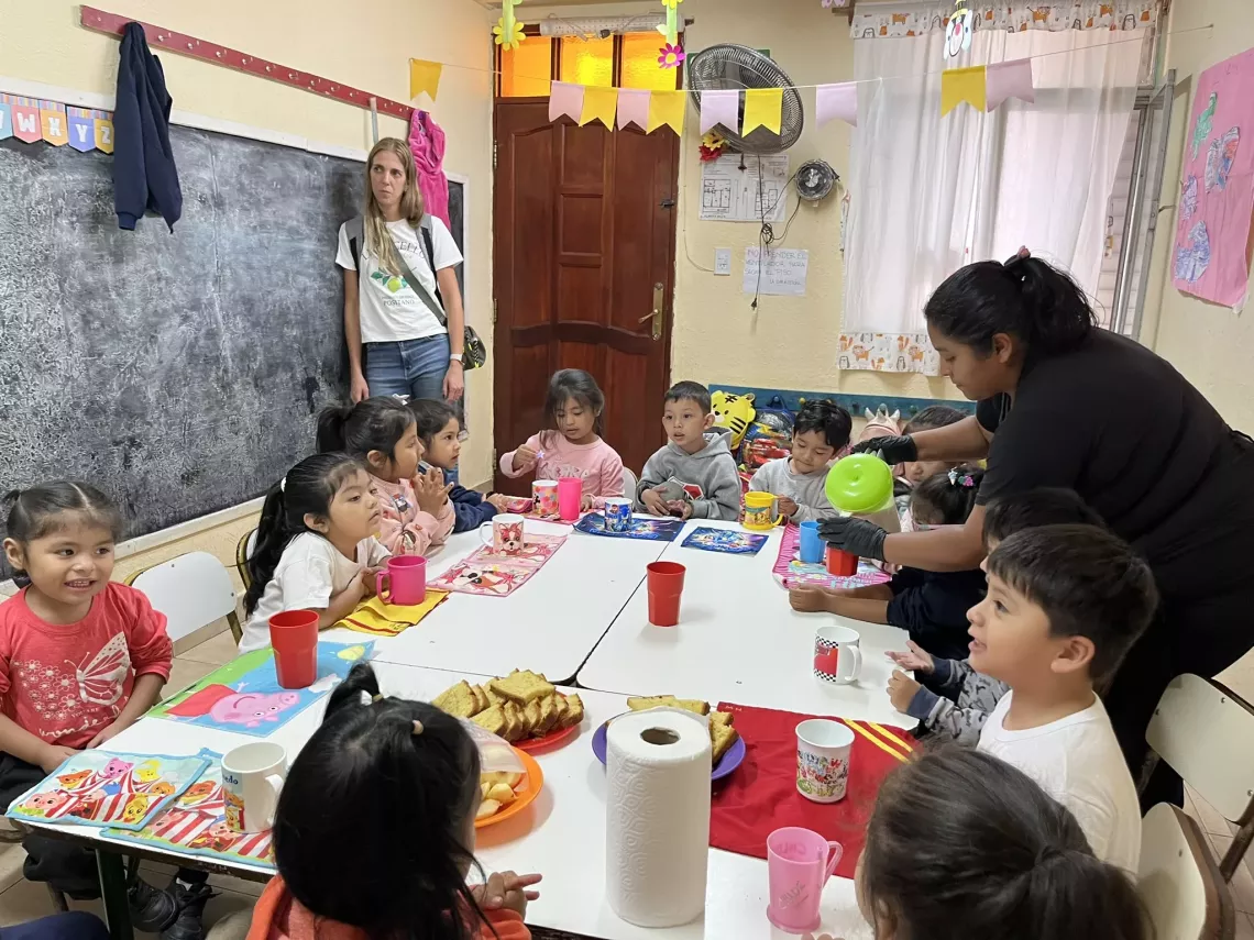 Ni&ntilde;as y ni&ntilde;os reciben sus desayunos saludables
