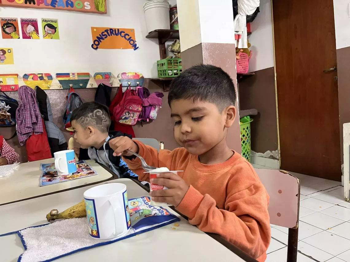 Un nene toma su desayuno en el Comedor Casa de Nazaret, en el barrio Villa Asunci&oacute;n, Salta.