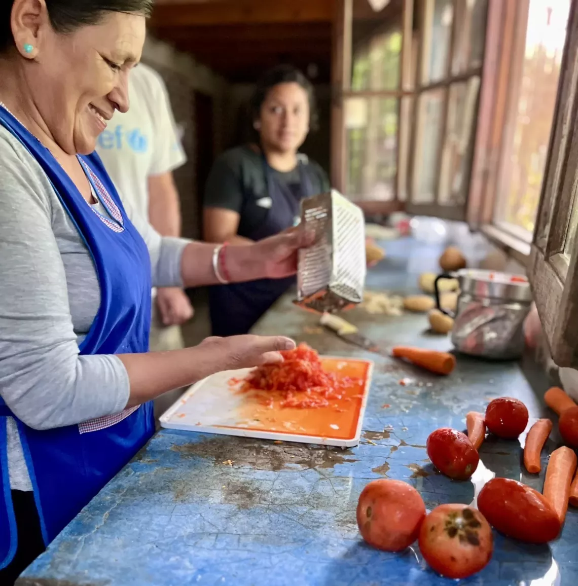 Una auxiliar prepara la comida en la Fundaci&oacute;n Changuito Dios, en el barrio Juan Calchaqu&iacute;.