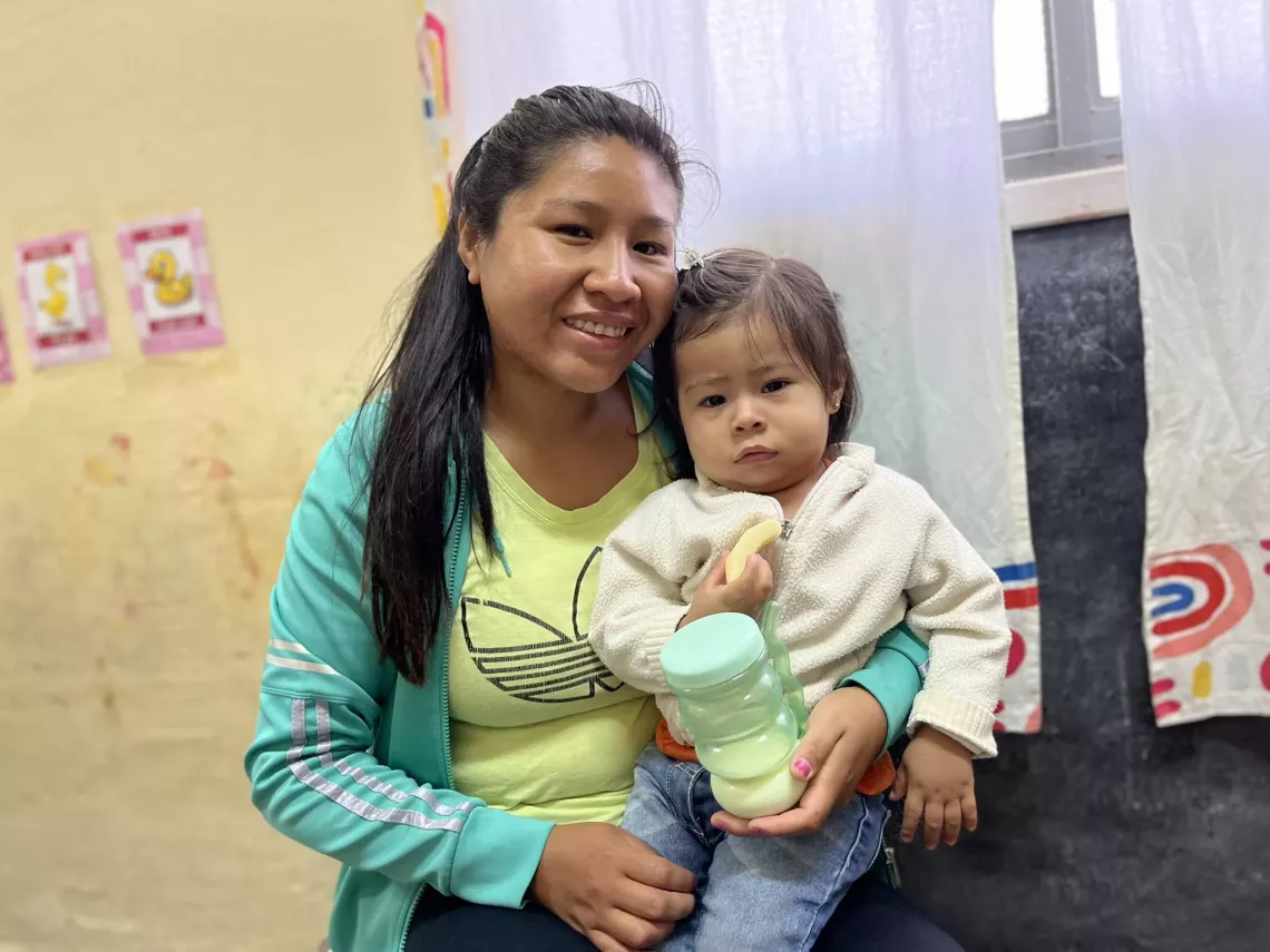 Una mam&aacute; sostiene a su hija en upa en el Centro de Desarrollo Infantil Siete Colores, Jujuy.