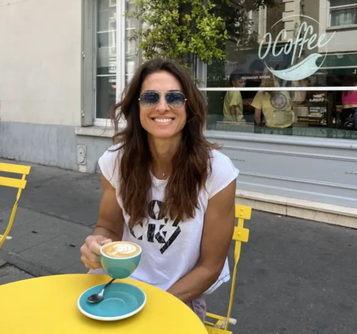 Gabriela Sabatini tomando un caf&eacute; 