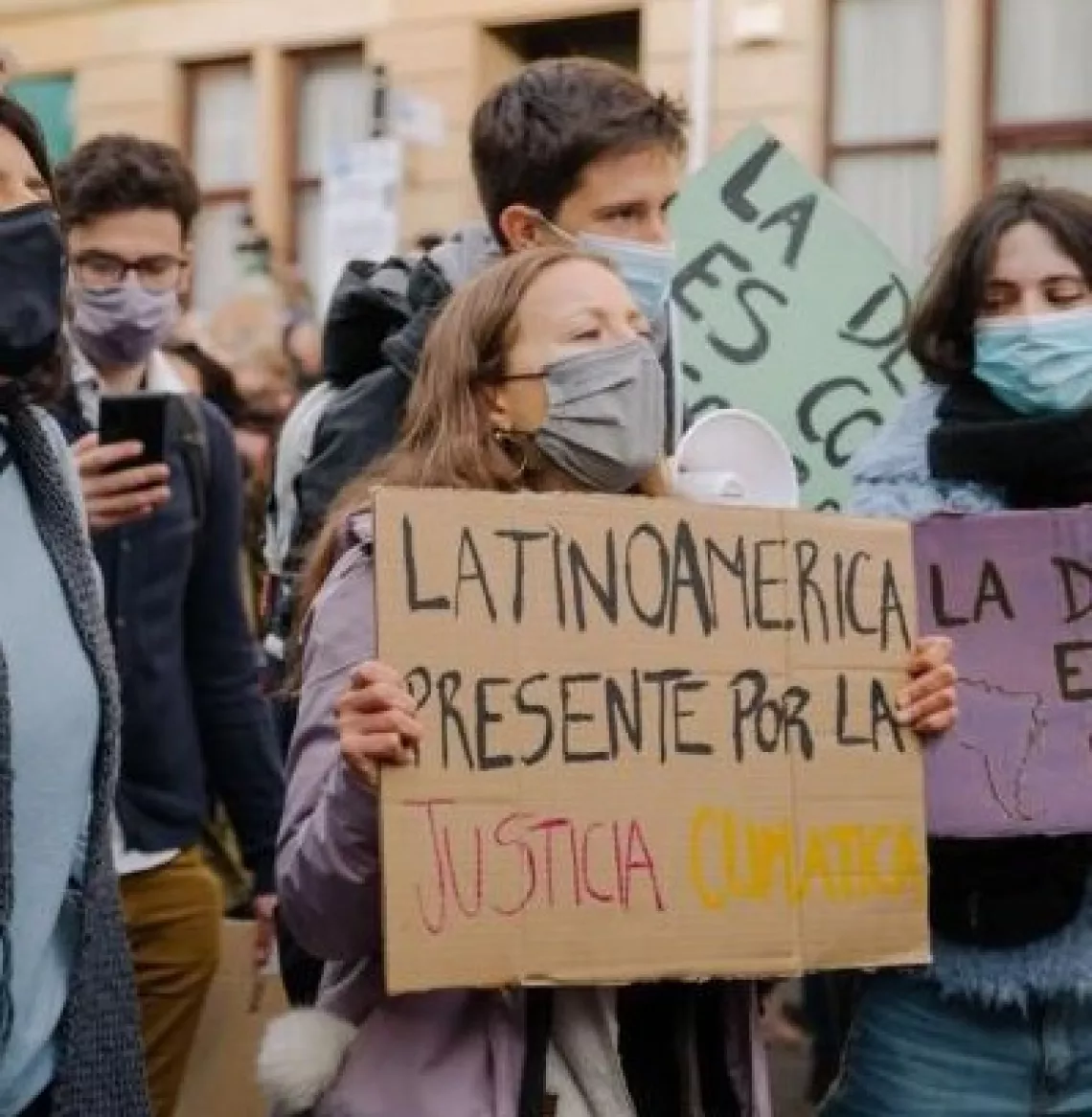 Una adolescente sostiene un cartel que dice Latinoam&eacute;rica presente por la Justicia Clim&aacute;tica