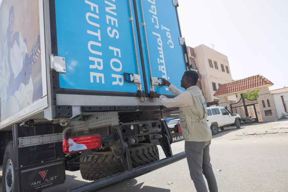 Khattab Obaid, Oficial de Salud de UNICEF, entrega un env&iacute;o de 1.4 millones de dosis de vacunas orales contra el c&oacute;lera en Port Sudan. 