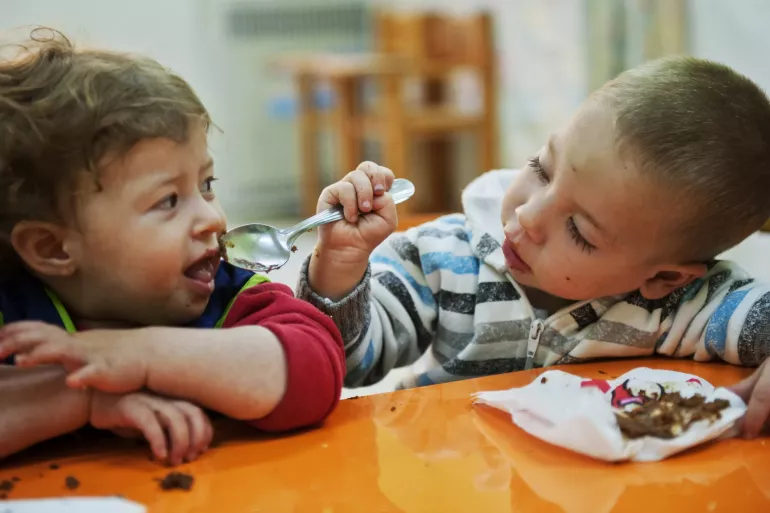 Dos nenes comiendo