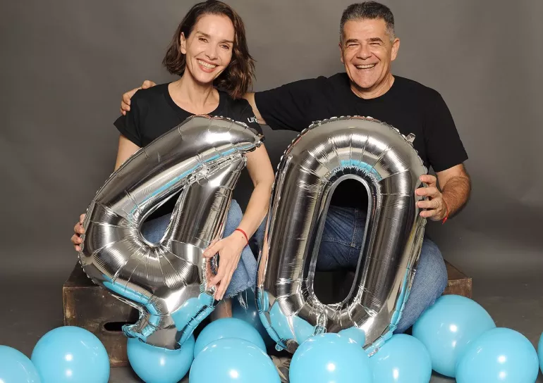 Natalia Oreiro y Juli&aacute;n Weich levantan unos globos con el n&uacute;mero 40
