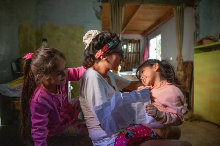 Una madres jugando con sus hijas