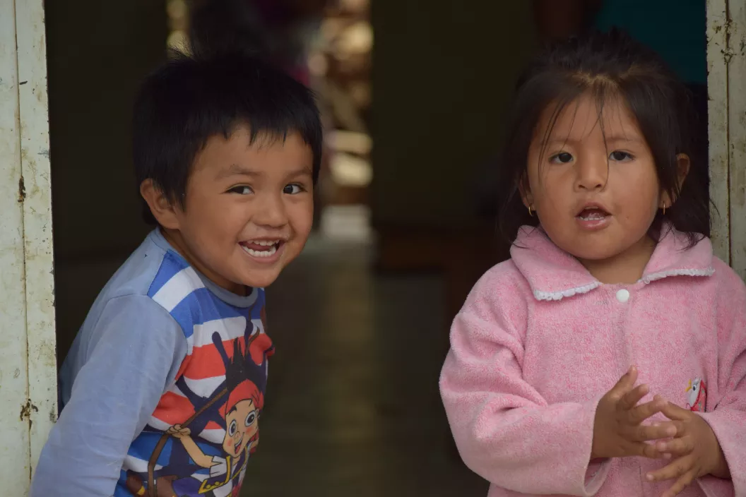 Dos ni&ntilde;os sonriendo a c&aacute;mara