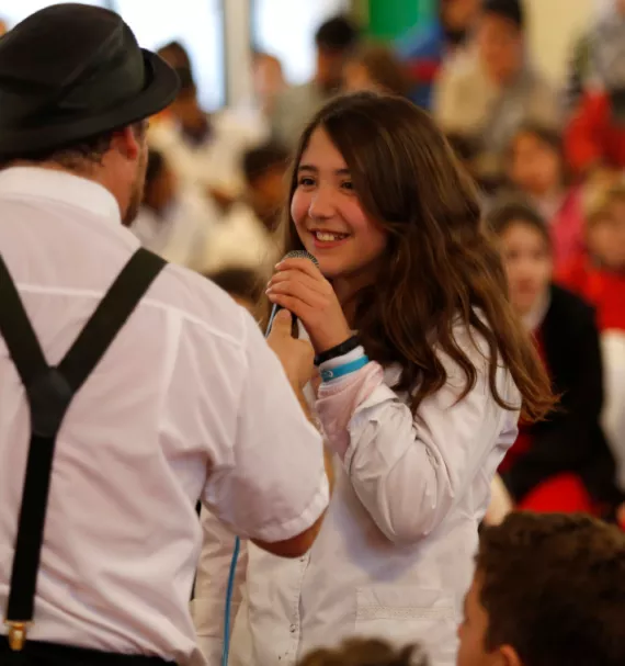 Adolescentesen una obra de teatro participativa.