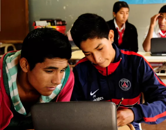 Adolescentes estudian en una escuela Rural Mediada por Tecnología.
