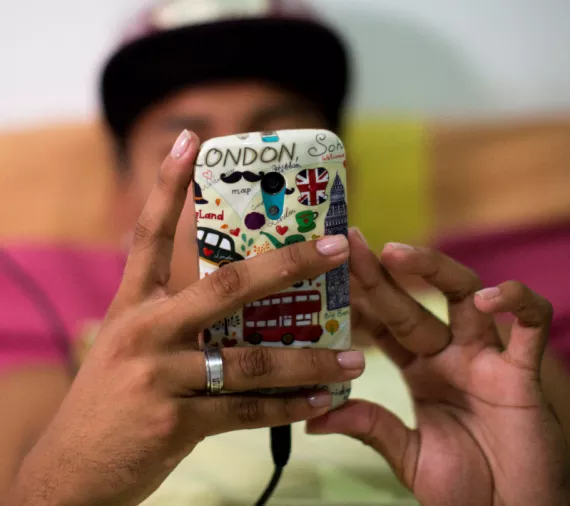 Los adolescentes pueden expresar sus opiniones mediante la tecnolog&iacute;a.