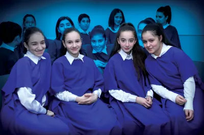 Չորս աղջիկ նստած է դիպլոմային պաշտպանության ժամանակ հատուկ երկար մանուշակագույն զգեստով։ 