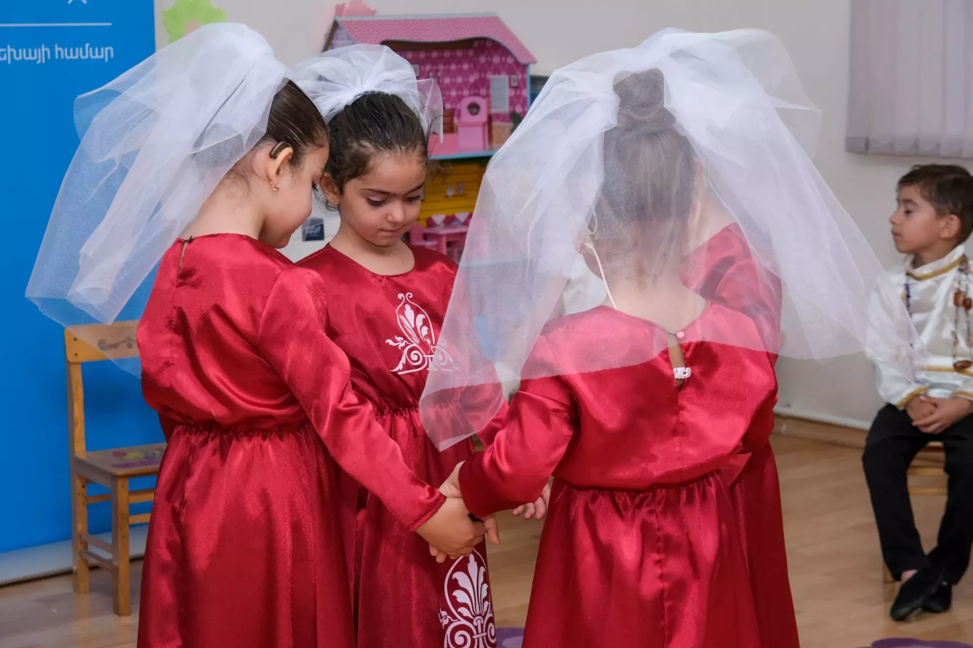 Աղջիկ երեք երեխա շուրջպար են բռնել