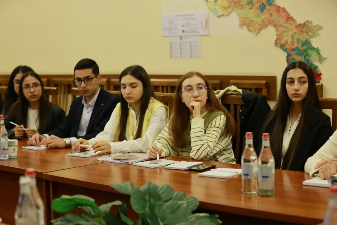 Երիտասարդները քննարկման ժամանակ