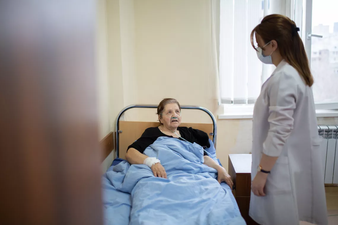 Բժիշկը բուժում է ՔՈՎԻԴ-ով հիվանդ տատիկին։