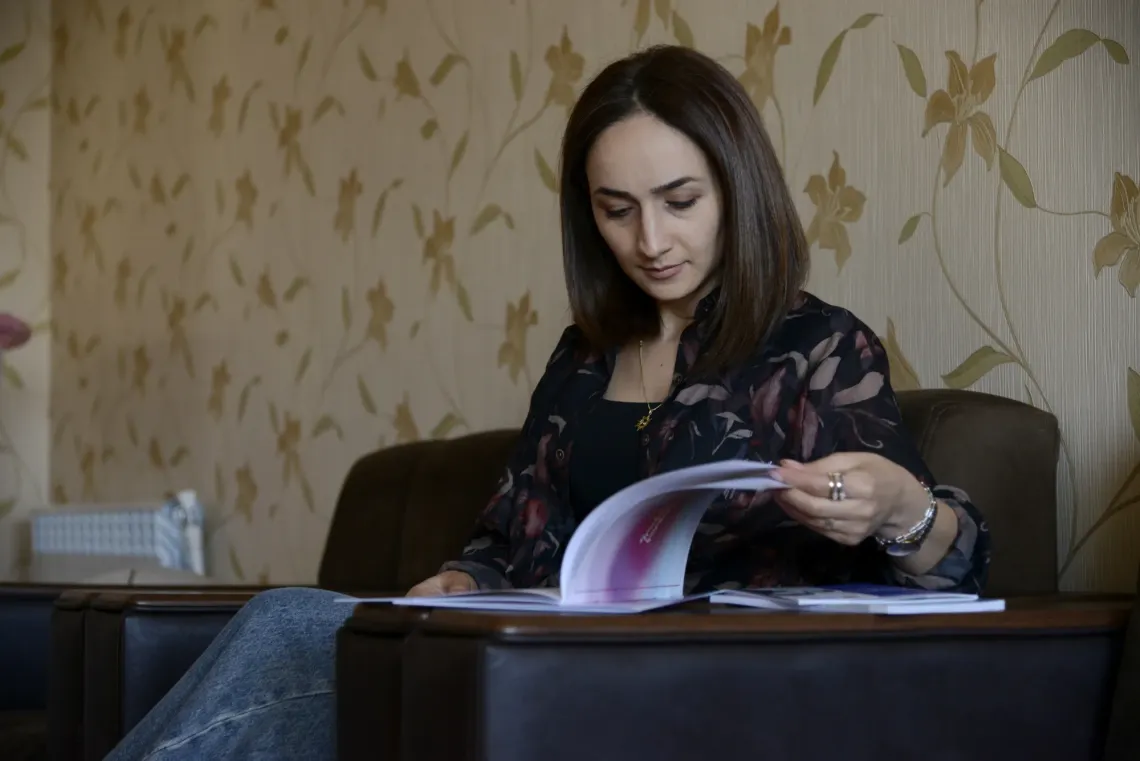 Միջին տարիքի կինը գիրք է կարդում