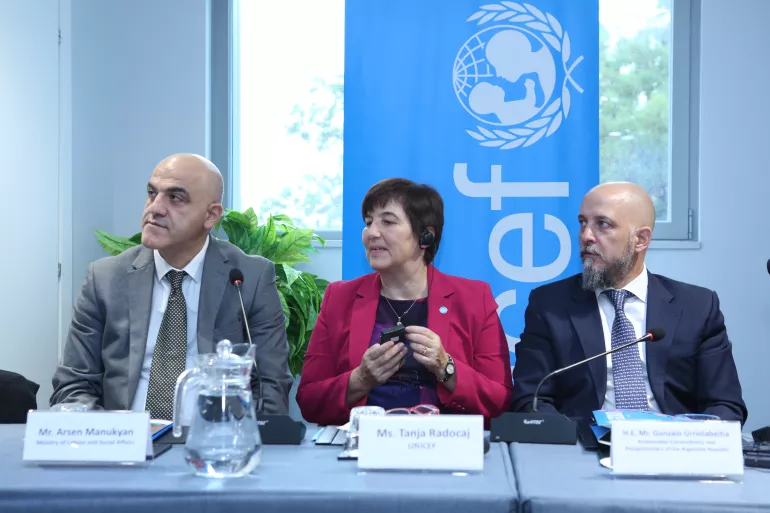 Հայաստանում ՅՈՒՆԻՍԵՖ-ի ներկայացուցիչ Տանյա Ռադոչայը և Աշխատանքի և սոցիալական հարցերի փոխնախարար Արսեն Մանուկյանը ներկայացնում են երեխաներին ուղղված հանրային ծախսերի առաջին վերլուծությունը Հայաստանում: 