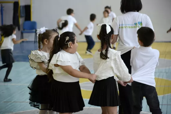 Arpi and her classmates are doing physical exercises in the school.