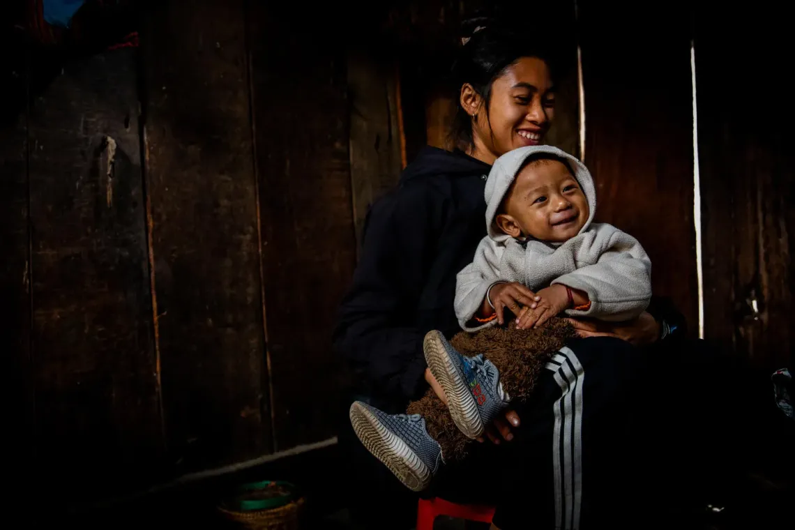 L&ograve; Đức Tuấn (1) and his mother, L&ograve; Thị Linh, (19) from Vietnam smile at home. He's been vaccinated against measles through a UNICEF-supported team that brings vaccinations to hard-to-reach places.
