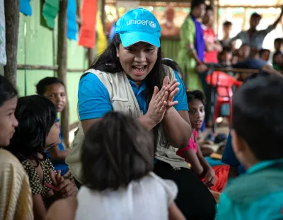 Bangladesh. UNICEF volunteer