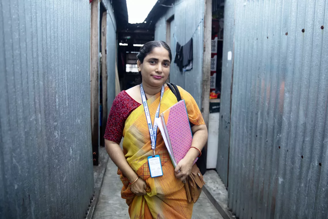 Community volunteer, Akhi Akhter, during a door-to-door visit in Korail to raise awareness about the dangers of heat stress.