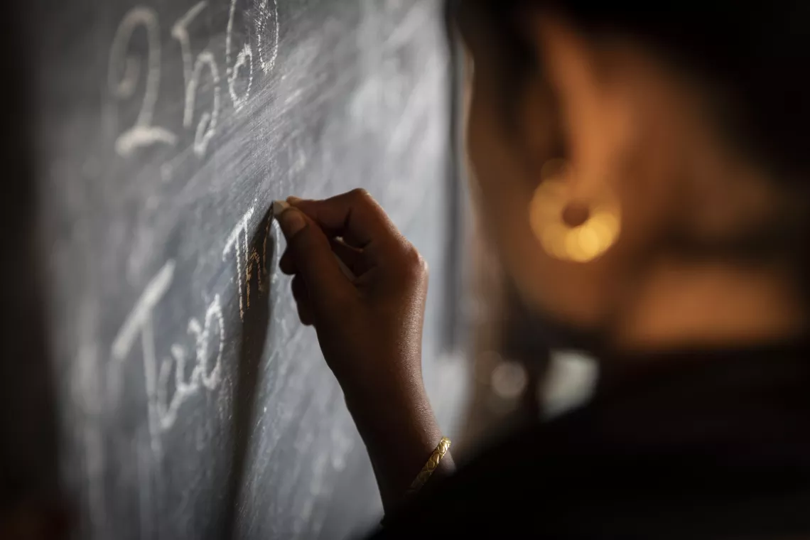 A Rohingya girl child wrote on blackboard.
