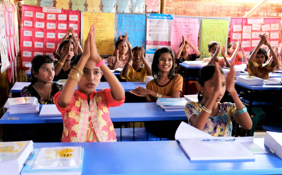 Ni&ntilde;as rohiny&aacute;s participan en una clase en un centro de aprendizaje de Cox's Bazar